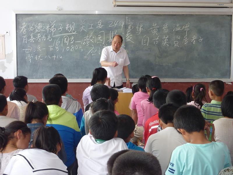 （2）庄明发在教室给学生讲国学.JPG