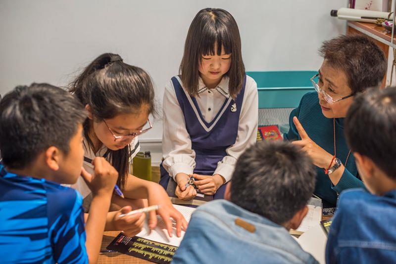 孙晓峰和少年儿童公益读书班的孩子们在一起.jpg