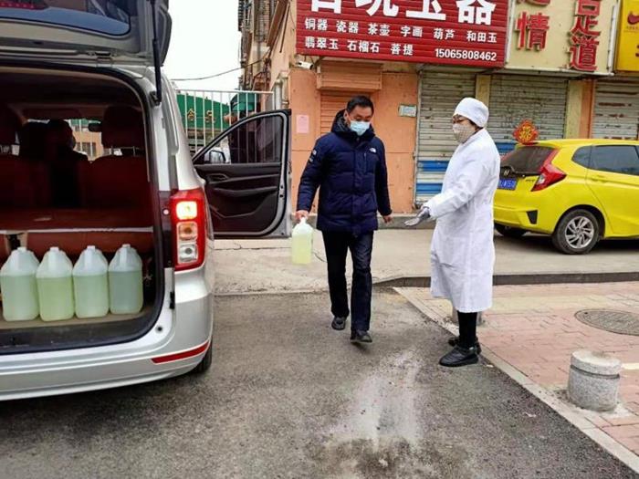 退休党员刘爱莲捐赠84消毒液5桶2.jpg