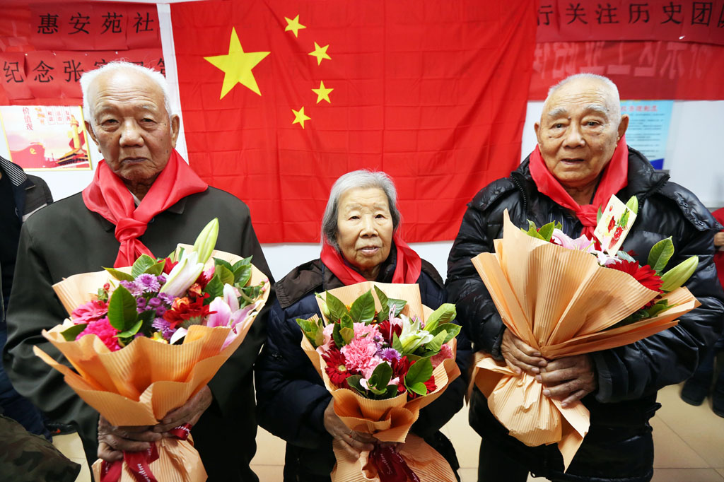 追忆峥嵘岁月红色精神永存——献礼张家口第二次解放70周年 90岁的魏民老人（左），85岁的朱金玲老人（中），88岁的黎德庆老人（右），向三位浴血奋战的革命老兵致敬！